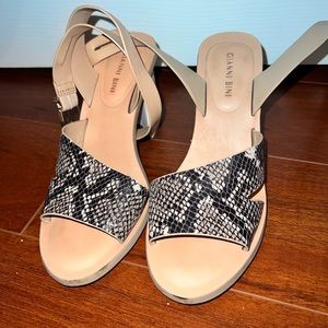 Giani Bini 2 inch block heel sandals, in tan size 7.5